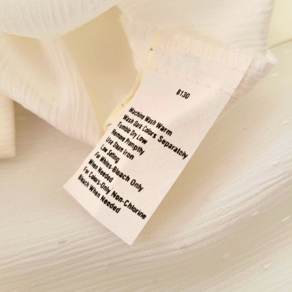 - Vintage 70s Blouse in Crisp White • Button Down • USA Made • Est Medium - Picture 9 of 9